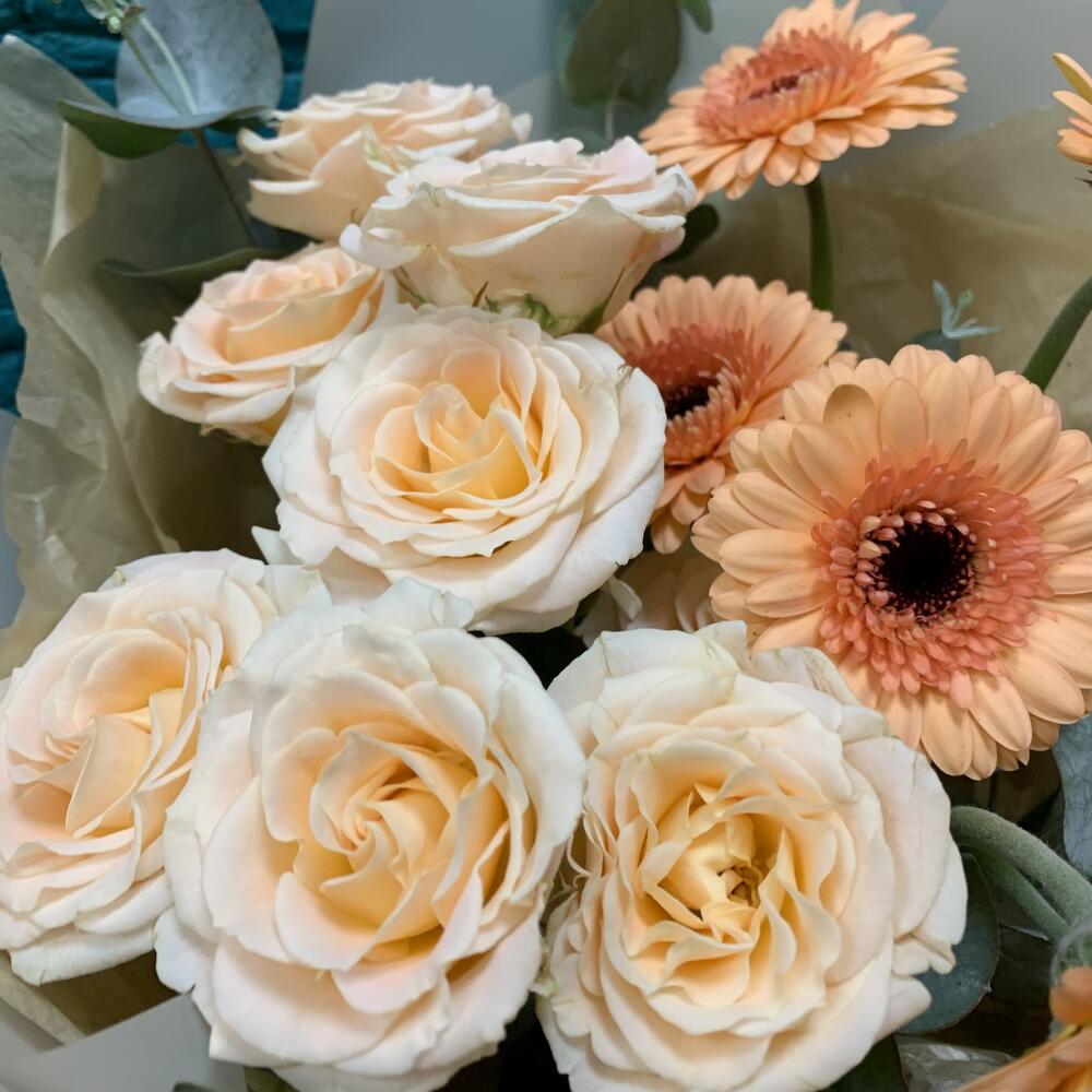https://content3.flowwow-images.com/data/flowers/1000x1000/74/1735326501_2386674.jpg